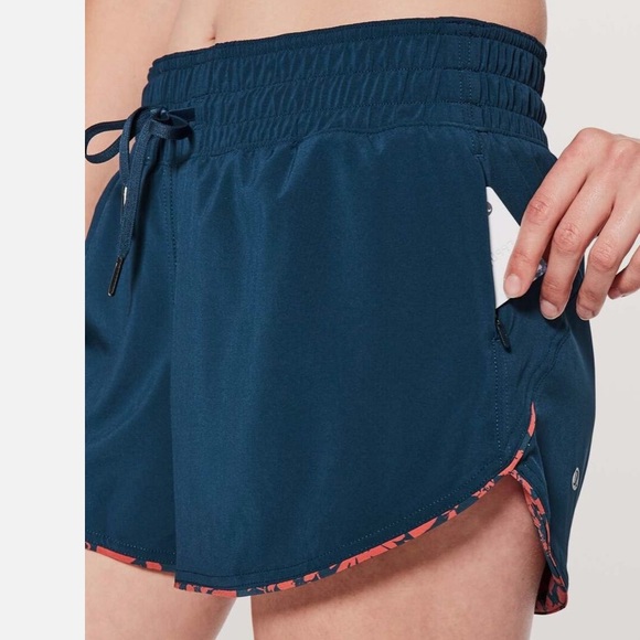 Lululemon Choose A Side-reversible shorts-Size 2 - Picture 10 of 10